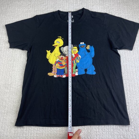Kaws x Uniqlo Sesame Street Men’s T-shirt Black Elmo Bert Ernie Size L Read* - Picture 15 of 16